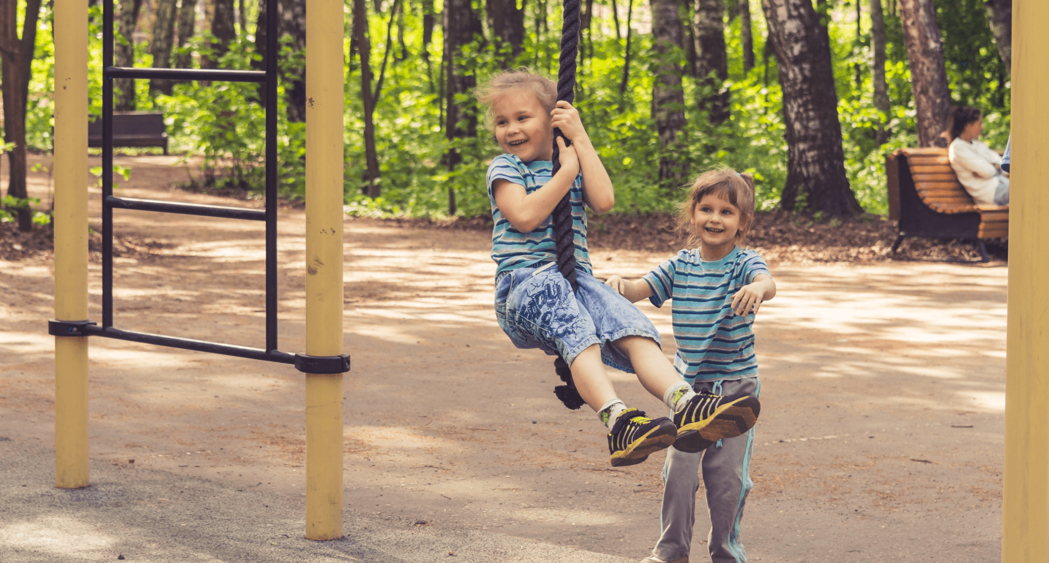 zwei Kinder beim Spielen auf dem Spielplatz